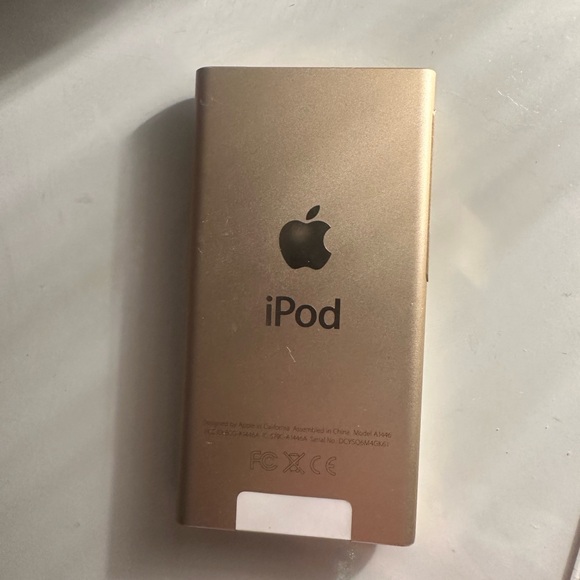 Apple iPod Nano 7th generation in Gold - Picture 1 of 6